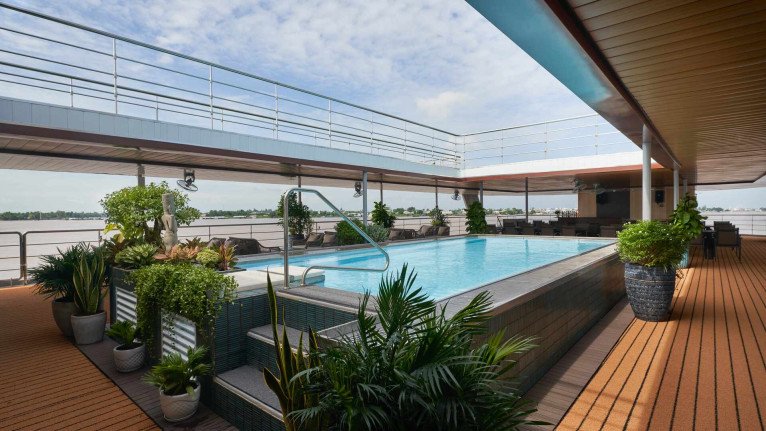 Swimming Pool & Alfresco Café