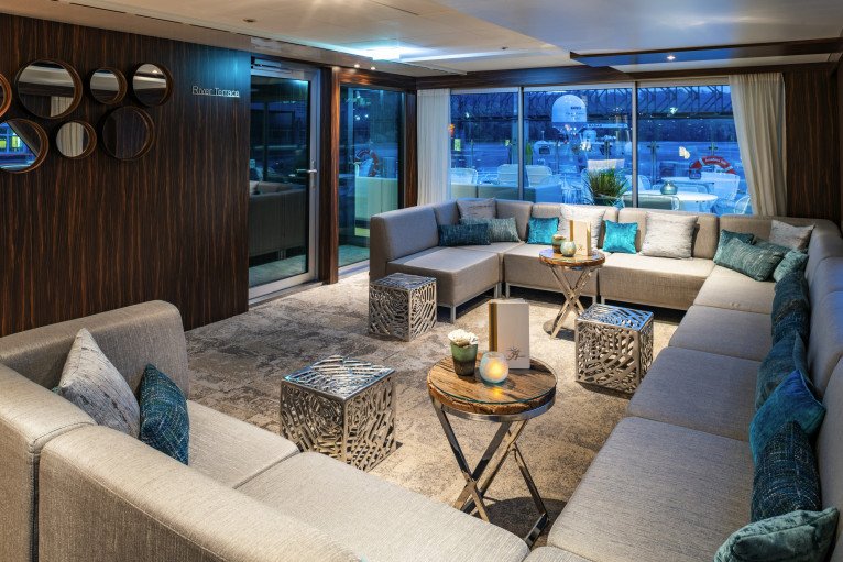 Panorama Bar and Lounge on MS Amadeus Star
