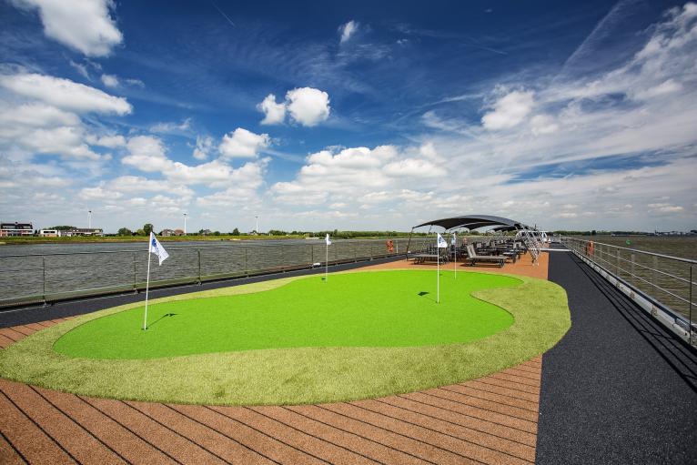 Putting Green on MS Oscar Wilde